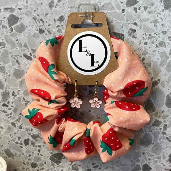 Handmade Strawberrry Print Scrunchie with matching Flower Earrings - Picture 4 of 8
